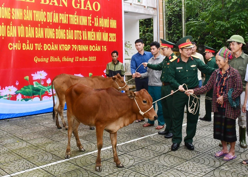  Đại diện chỉ huy Đoàn Kinh tế-Quốc phòng 79 trao bò giống cho bà con xã Lâm Thủy