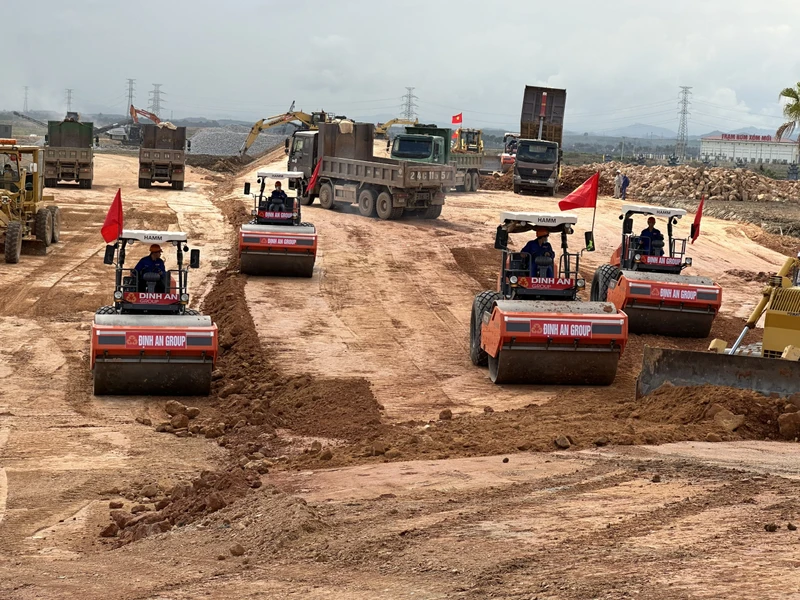 Các đơn vị thi công đào đắp nền hạng mục phụ trợ trên tuyến đường cao tốc bắc-nam. 