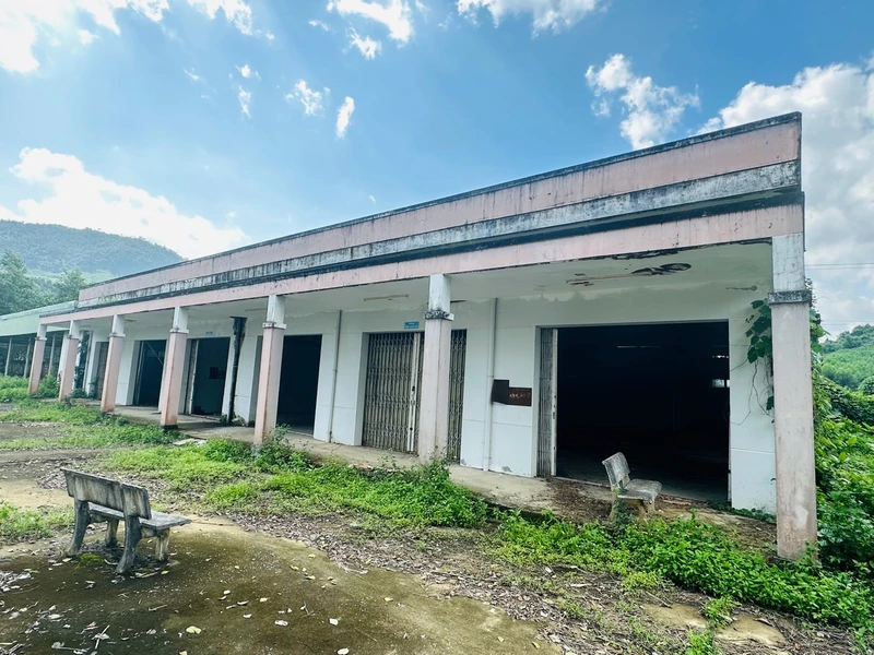 Trung tâm dạy nghề huyện Trà Bồng, tỉnh Quảng Ngãi giải thể, nhiều hạng mục bỏ hoang, hư hỏng. 