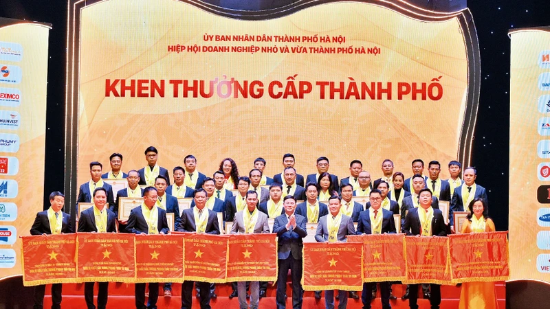 Các doanh nhân, doanh nghiệp được tôn vinh vì những đóng góp tích cực cho phát triển kinh tế-xã hội Thủ đô năm 2023. 