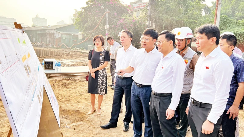 Thường trực Hội đồng nhân dân thành phố Hà Nội giám sát tiến độ dự án hầm chui Kim Đồng tại quận Hoàng Mai. 