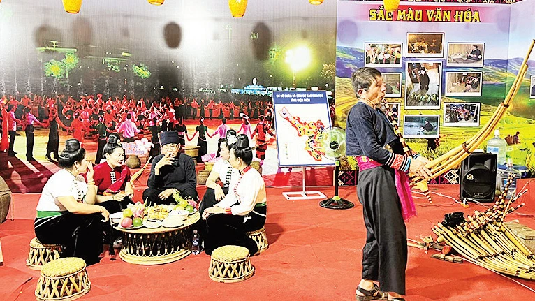 Du khách thích thú khi đến Tuần lễ Văn hóa - Du lịch Điện Biên - Tây Bắc tại Thành phố Hồ Chí Minh. 