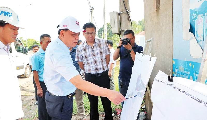 Lãnh đạo Ủy ban nhân dân tỉnh Đồng Nai kiểm tra tiến độ giải phóng mặt bằng một dự án tại huyện Long Thành. 
