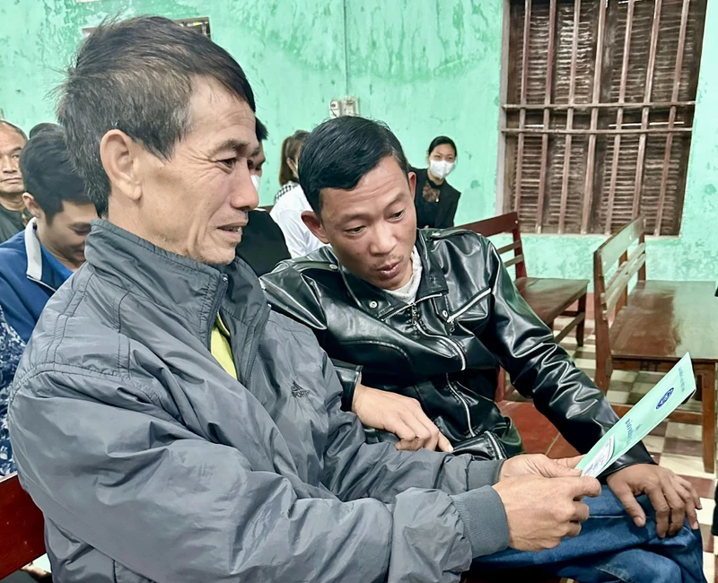 Người dân có hoàn cảnh khó khăn tại huyện Tân Yên, tỉnh Bắc Giang nhận thẻ bảo hiểm y tế do Bảo hiểm xã hội Việt Nam trao tặng. (Ảnh THU THỦY) 