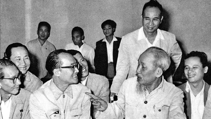 Chủ tịch Hồ Chí Minh nói chuyện với đại biểu trí thức dự Hội nghị Chính trị đặc biệt tháng 3/1964. (Ảnh tư liệu) 