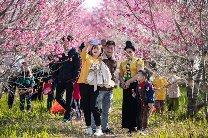 Du khách tham quan, trải nghiệm tại khu du lịch Pá Khoang, thành phố Điện Biên Phủ, tỉnh Điện Biên. (Ảnh: LÊ LAN) 