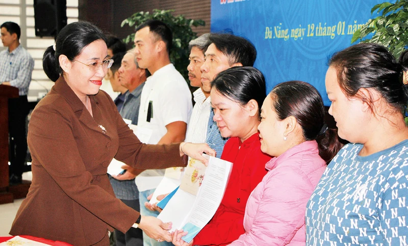 Lãnh đạo thành phố Đà Nẵng trao quyết định thuê nhà chung cư cho các hộ dân. 