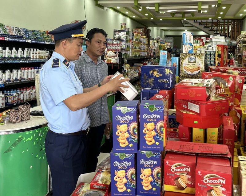Lực lượng quản lý thị trường tỉnh Ninh Thuận giám sát hàng hóa phục vụ dịp Tết Nguyên đán Giáp Thìn 2024 tại một cửa hàng tạp hóa trên địa bàn. (Ảnh Trần Khoa) 