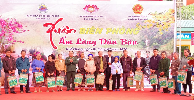 Bộ đội Biên phòng tỉnh Nghệ An trao quà Tết tặng người nghèo huyện miền núi biên giới 30a Quế Phong. 