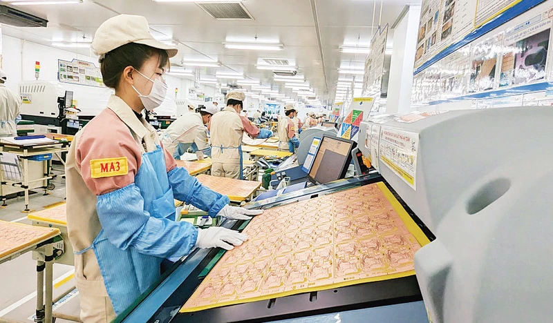 Sản xuất bảng mạch điện tử tại Công ty trách nhiệm hữu hạn Meiko Việt Nam, Khu công nghiệp Thạch Thất, Hà Nội. 
