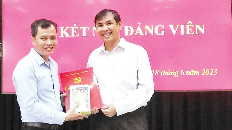 Đảng viên Trần Văn Hòa (bên trái), Quản lý sản xuất tại Công ty TNHH Sonion Việt Nam - Khu Công nghệ cao luôn có nhiều sáng kiến, tích cực thi đua lao động sản xuất. 