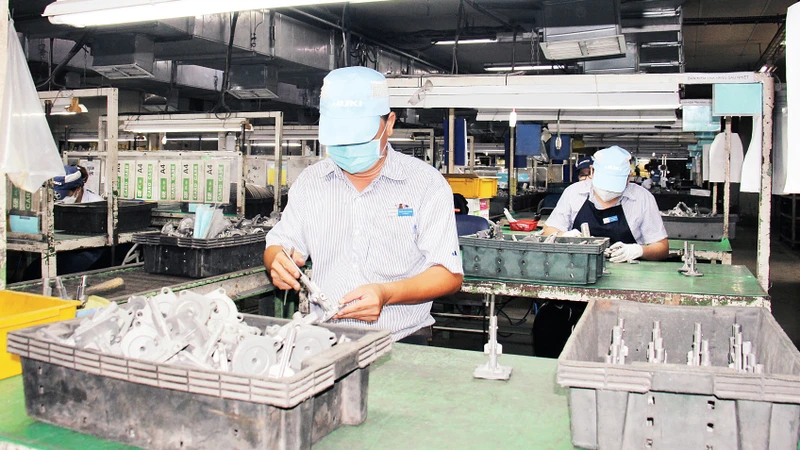 Sản xuất linh kiện máy may tại một doanh nghiệp có vốn đầu tư nước ngoài trong khu chế xuất Tân Thuận (Quận 7). 