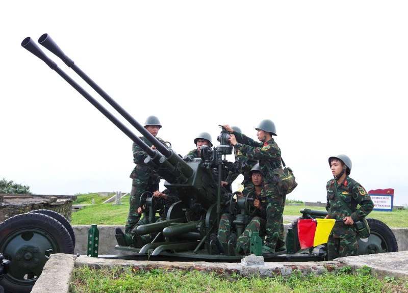 Cán bộ, chiến sĩ Trung đội Pháo phòng không 37 mm, Tiểu đoàn Phòng thủ đảo Bạch Long Vĩ (Bộ Chỉ huy Quân sự thành phố Hải Phòng) trên thao trường. 