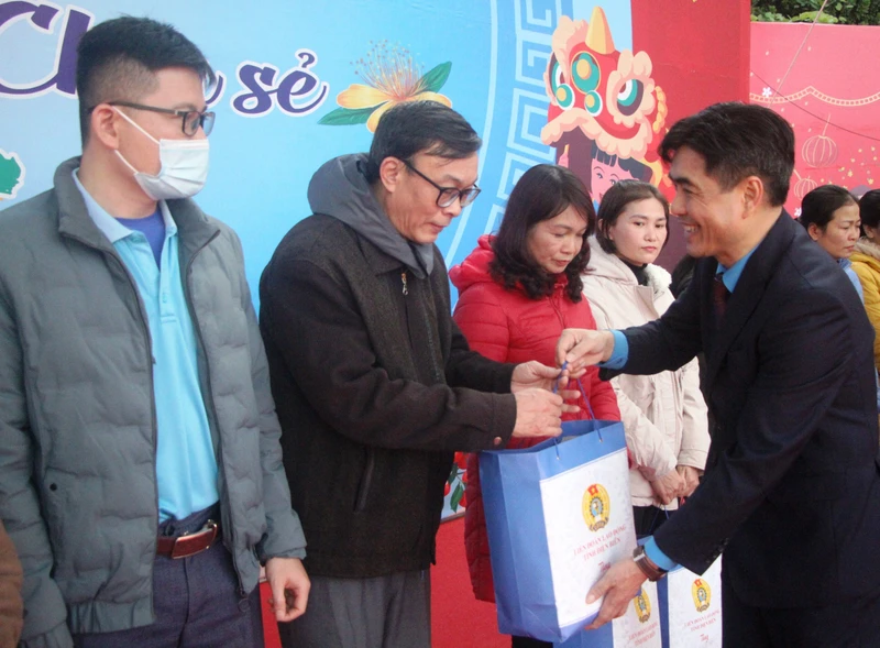 Lãnh đạo Liên đoàn Lao động tỉnh Điện Biên trao quà Tết tặng công nhân, người lao động tại Tết Sum vầy-Xuân chia sẻ năm 2024. 