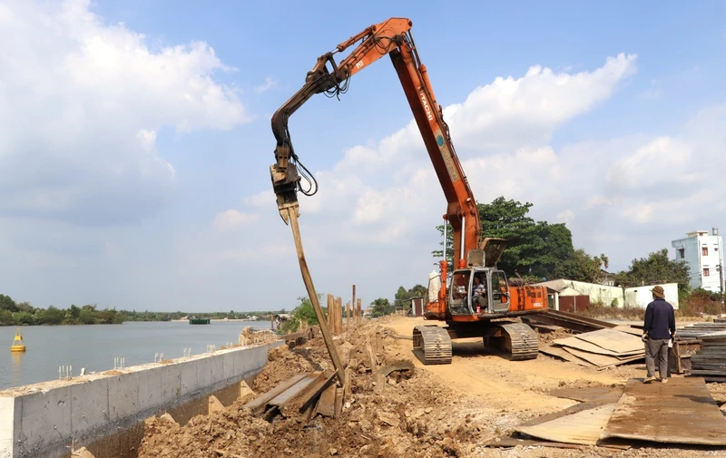 Công trường thi công dự án bờ kè sông Đồng Nai.