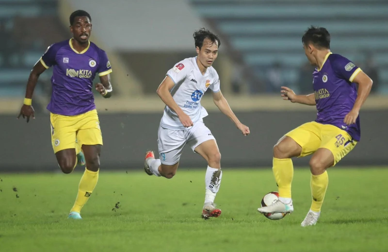 Văn Toàn (áo trắng) ghi bàn mở tỷ số trong trận đấu Thép Xanh Nam Định gặp Hà Nội FC. 