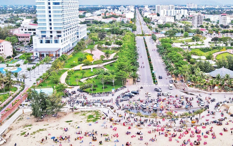 Khu vực Công viên biển Bình Sơn và bãi tắm Bình Sơn-Ninh Chữ, thành phố Phan Rang-Tháp Chàm thu hút đông đảo du khách vào dịp Tết. 