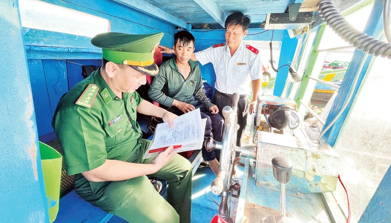 Cán bộ Văn phòng đại diện kiểm soát nghề cá tại cảng cá Phan Thiết kiểm tra tàu cá trước khi ra khơi. 