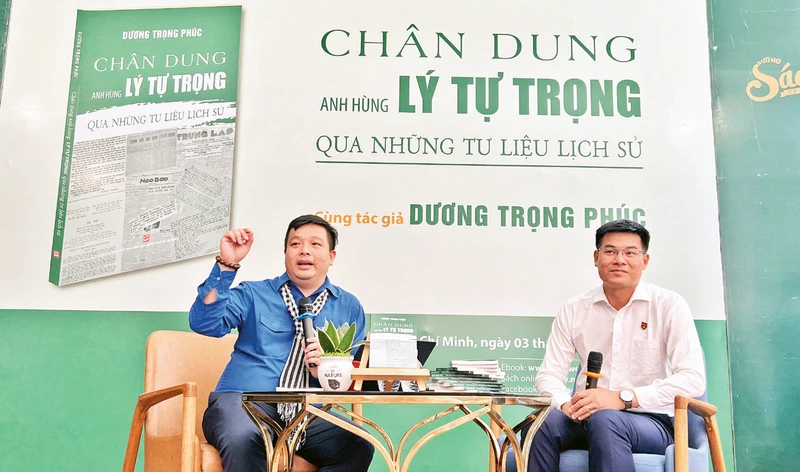 Tác giả Dương Trọng Phúc (bên trái) giao lưu cùng độc giả về quá trình thực hiện tác phẩm. 