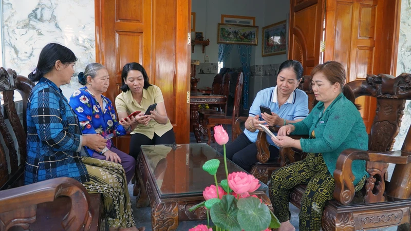 Tổ Phụ nữ chuyển đổi số của Hội Liên hiệp Phụ nữ xã Phương Thịnh, huyện Cao Lãnh, tỉnh Đồng Tháp hướng dẫn hội viên cách sử dụng điện thoại thông minh. 