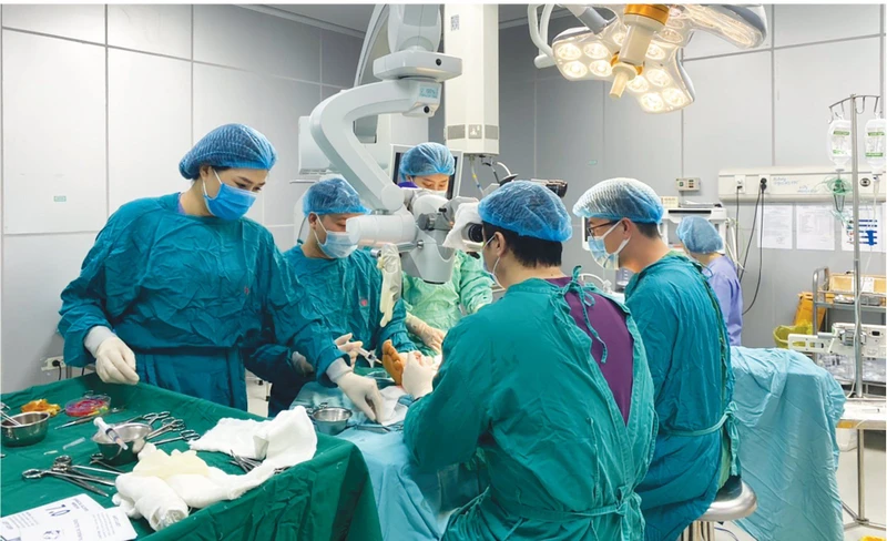 Các bác sĩ Bệnh viện Bỏng quốc gia Lê Hữu Trác (Học viện Quân y) mổ vi phẫu nối bạch mạch-tĩnh mạch cho bệnh nhân. 
