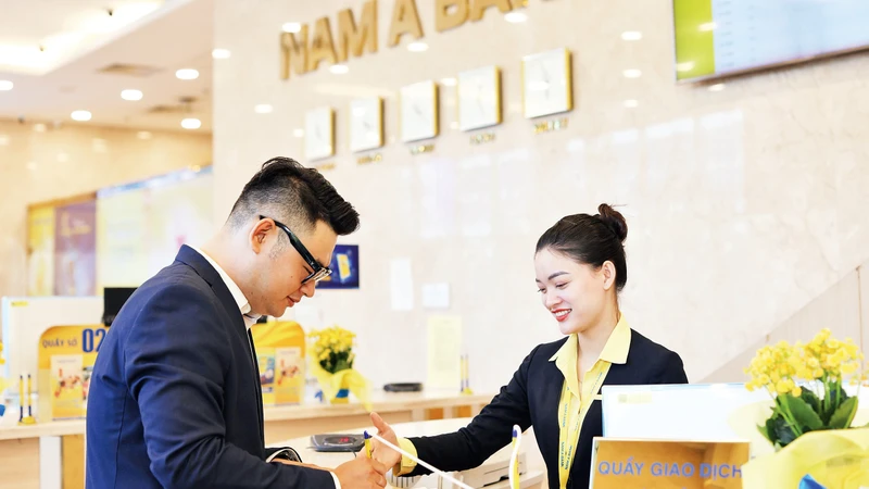 Khách hàng giao dịch tín dụng tại Ngân hàng Thương mại cổ phần Nam Á (Nam A Bank). 