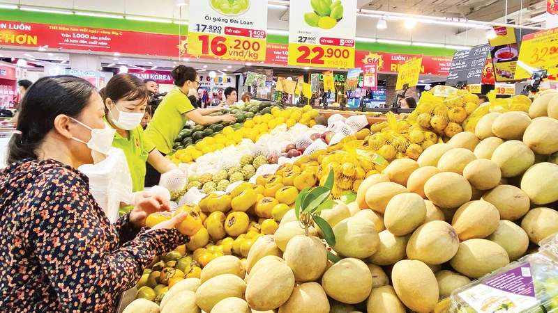 Người tiêu dùng mua sắm hàng hóa tại siêu thị Big C Thăng Long. 