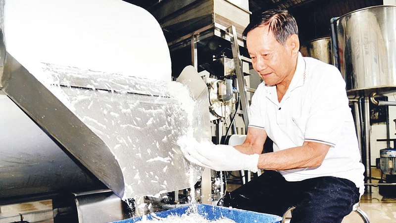 Làm bột gạo tươi tại cơ sở sản xuất của ông Tư Nương (Phường 2, thành phố Sa Đéc). 
