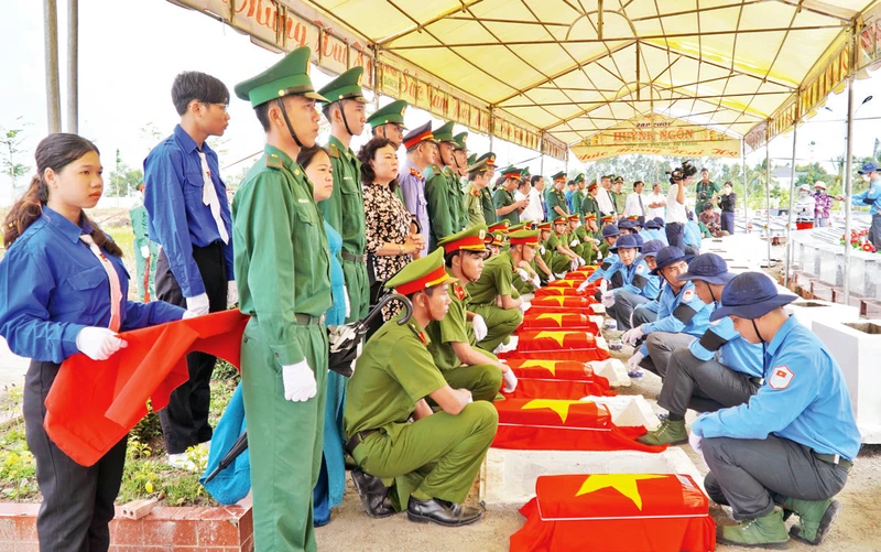 Cán bộ, chiến sĩ Đội K92 thực hiện nghi thức an táng liệt sĩ được quy tập về từ Campuchia. 