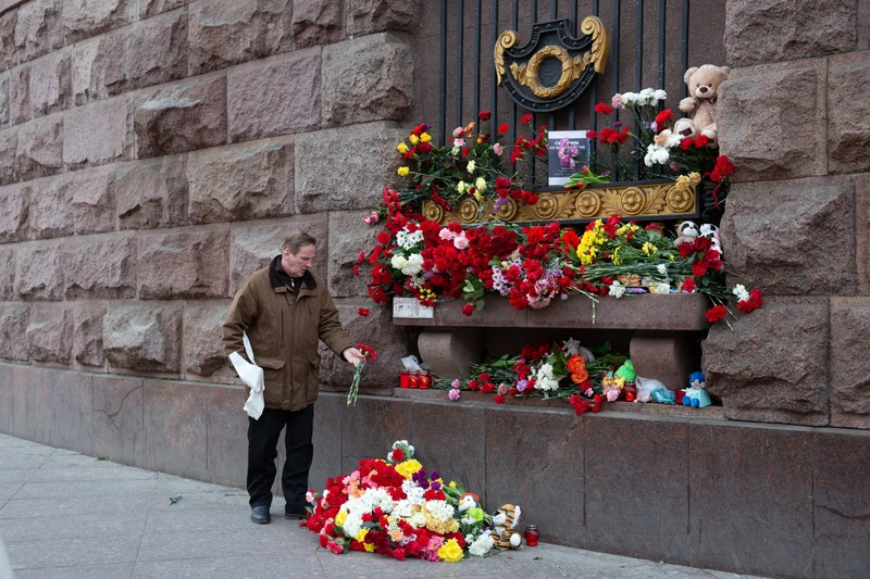 Người dân tại St.Petersburg đặt hoa tưởng niệm các nạn nhân vụ tấn công tại Nga. (Ảnh: TÂN HOA XÃ) 
