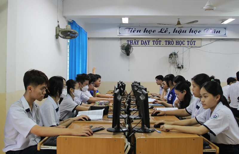 Học sinh Trường THPT Nguyễn Du (Quận 10) trong giờ học Tin học. (Ảnh THẾ ANH)