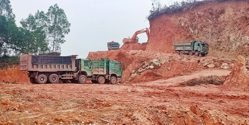 Cùng với việc đấu giá 22 mỏ đất, tỉnh Thái Nguyên rà soát để nâng công suất khai thác đối với những mỏ đủ điều kiện đáp ứng nhu cầu đất san lấp. 