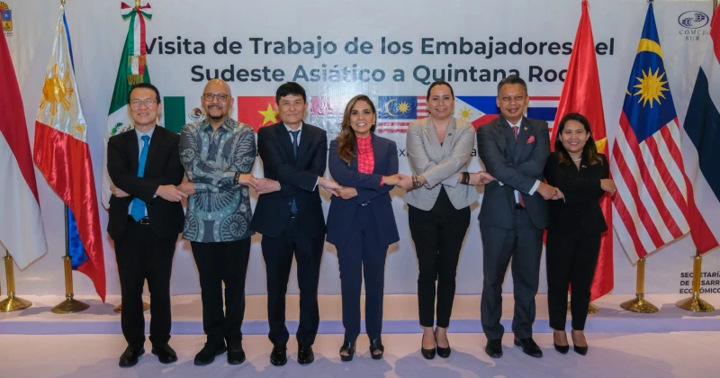 Thống đốc bang Quintana Roo (đứng giữa) cùng Phái đoàn Ủy ban ASEAN tại Mexico. 