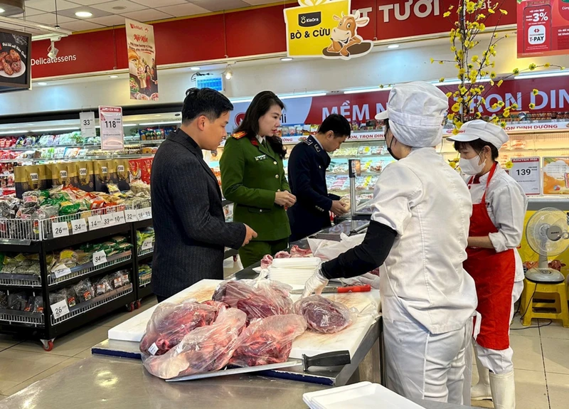 Đoàn kiểm tra liên ngành an toàn thực phẩm số 1 của thành phố Hà Nội kiểm tra một siêu thị trên địa bàn quận Tây Hồ. (Ảnh Thu Trang) 