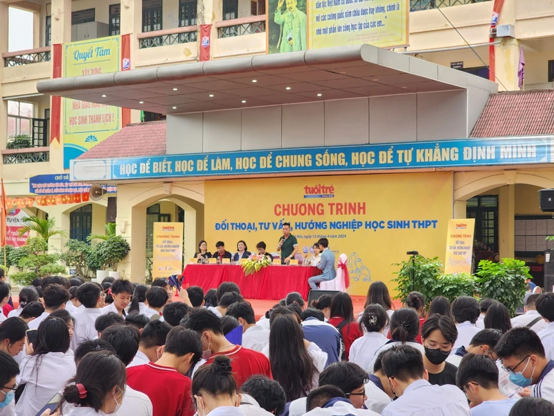 Hoạt động tư vấn tuyển sinh, hướng nghiệp cho học sinh tại Trường THPT Lý Thường Kiệt (Long Biên, Hà Nội). (Ảnh QUÝ TÙNG) 