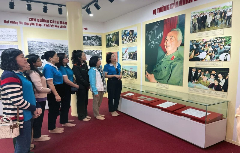 Cán bộ Hội Liên hiệp Phụ nữ tỉnh Bắc Ninh về nguồn nhân kỷ niệm 70 năm Chiến thắng Điện Biên Phủ. 