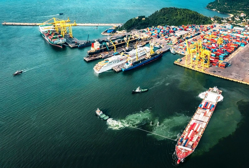 Cảng Đà Nẵng, đầu mối giao thương quốc tế cho khu vực miền trung-Tây Nguyên và trung nam Lào, đông bắc Campuchia, Thái Lan. 