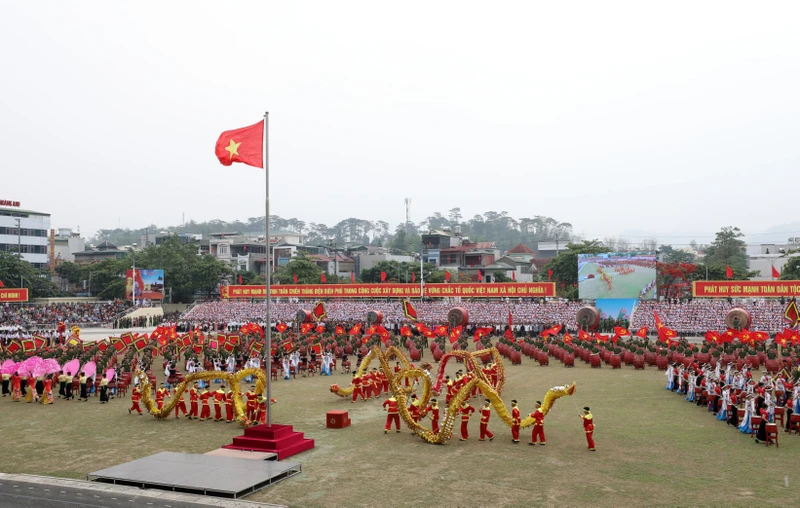 Tiết mục sơ duyệt chương trình kỷ niệm 70 năm Chiến thắng Điện Biên Phủ. (Ảnh HỮU NGUYÊN)