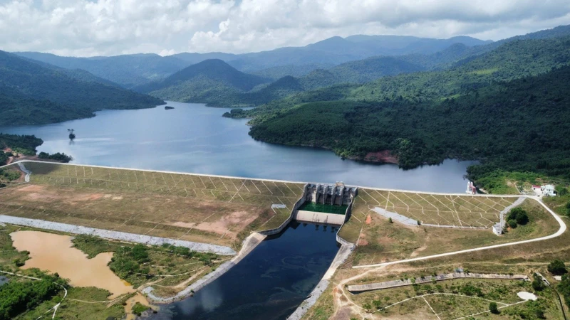 Hồ chứa nước Mỹ Lâm (huyện Tây Hòa) vừa đưa vào sử dụng đã phát huy hiệu quả, phục vụ nước tưới cho hơn 2.360 ha lúa hai vụ trong năm. 