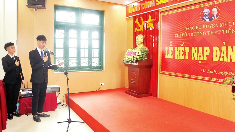 Lễ trao Quyết định kết nạp Đảng tại Trường THPT Tiền Phong, huyện Mê Linh. (Ảnh HOÀNG SƠN) 