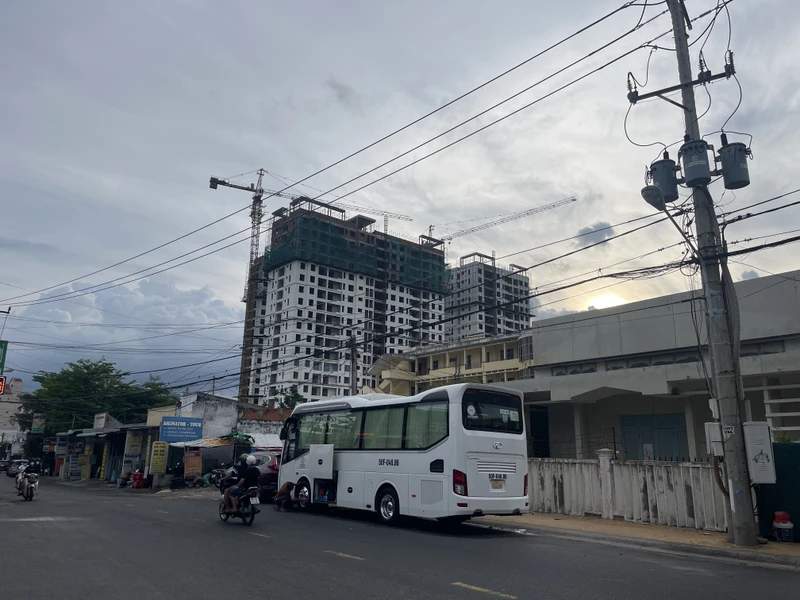 Dự án nhà ở xã hội Phú Thịnh, theo thỏa thuận đến tháng 6/2024 phải giao nhà, nhưng hiện nay vẫn chưa xong. 