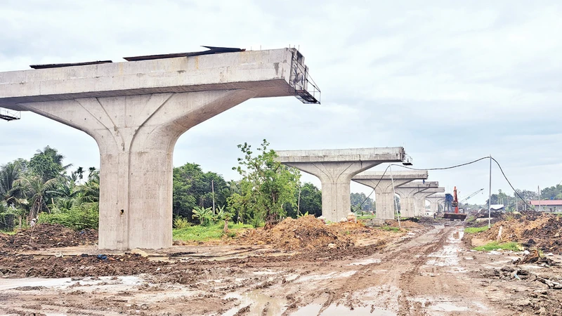 Cầu Bình Gởi kết nối tỉnh Bình Dương và Thành phố Hồ Chí Minh đang được đẩy nhanh tiến độ thi công. 