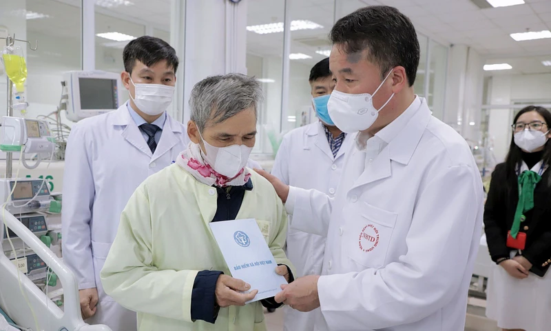 Tổng Giám đốc Bảo hiểm xã hội Việt Nam Nguyễn Thế Mạnh trao quà tặng người nhà bệnh nhân có hoàn cảnh đặc biệt khó khăn tại Bệnh viện Bệnh nhiệt đới Trung ương. 