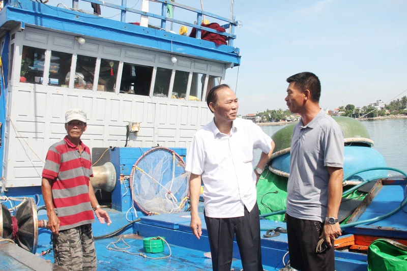 Đoàn công tác của Bộ Nông nghiệp và Phát triển nông thôn kiểm tra kết quả thực hiện công tác chống khai thác thủy sản trái phép tại xã Tam Quang, huyện Núi Thành (Quảng Nam). 