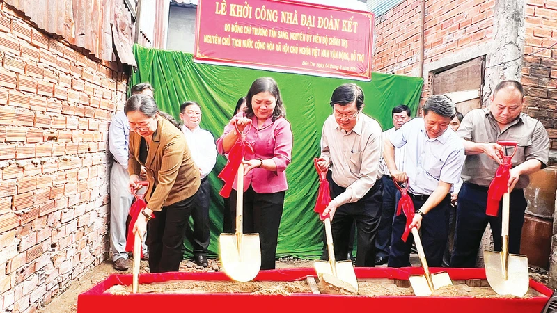 Động thổ khởi công xây dựng nhà Đại đoàn kết cho hộ nghèo tại Phường 4, thành phố Bến Tre.