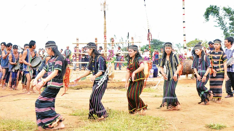 Đồng bào các dân tộc nam Tây Nguyên chung vui trong ngày hội buôn làng. 