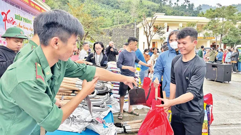 Hỗ trợ dụng cụ trồng trọt cho người dân vùng biên giới huyện Nam Giang. 