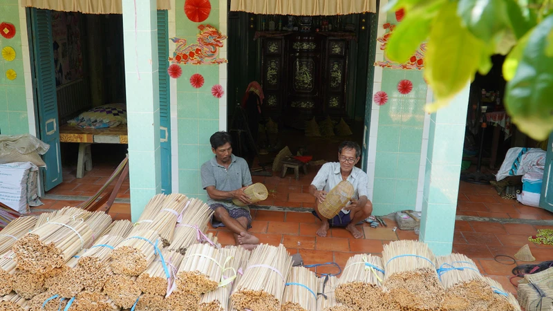 Nghề làm ngư cụ đánh bắt cá mùa nước nổi đã giúp nhiều gia đình có nguồn thu nhập ổn định. 