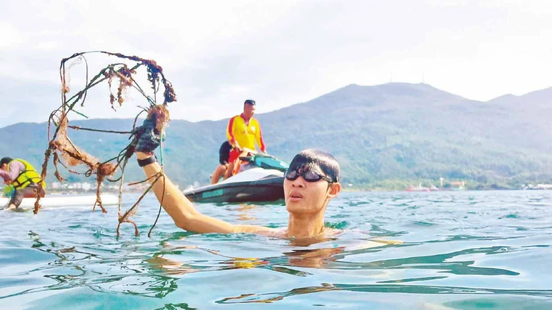 Lặn biển nhặt rác, giải cứu san hô 