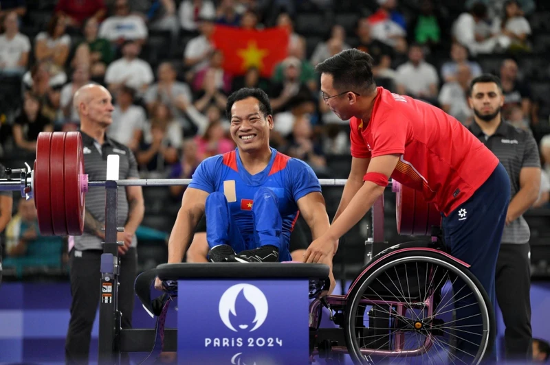 Niềm vui của Lê Văn Công khi đạt mức nâng tạ thành công tại Paralympic Paris 2024. (Ảnh GETTY) 